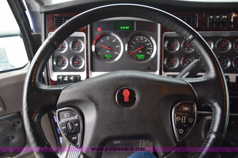 image for item H5075 2011 Kenworth T800 semi truck