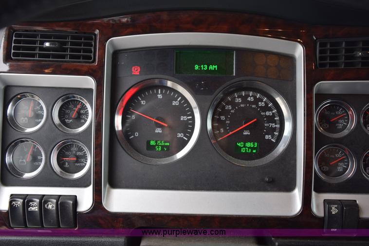 image for item H5075 2011 Kenworth T800 semi truck