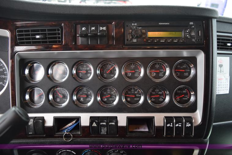 image for item H5075 2011 Kenworth T800 semi truck