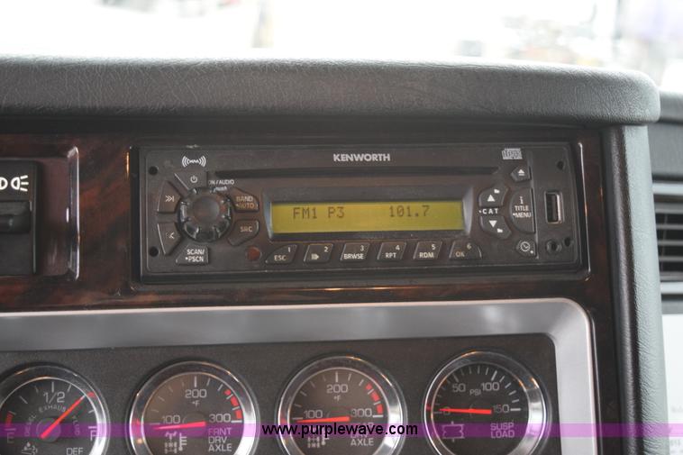 image for item H5075 2011 Kenworth T800 semi truck