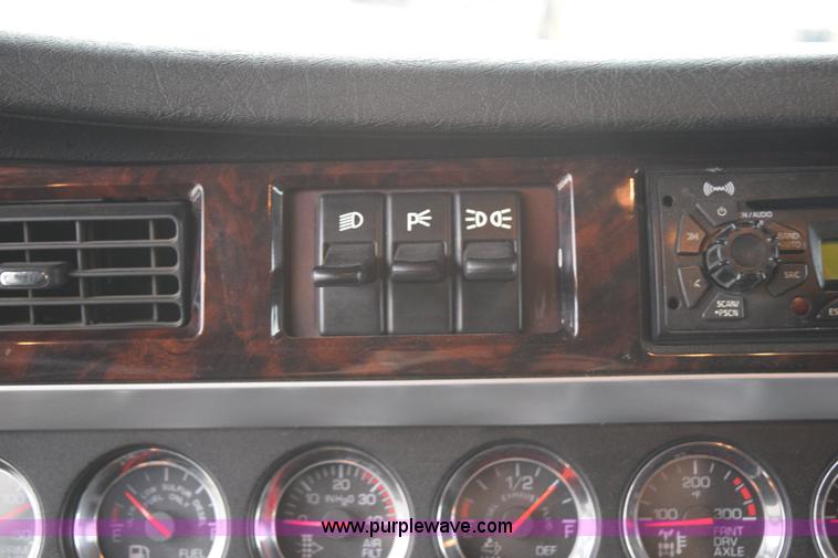 image for item H5075 2011 Kenworth T800 semi truck