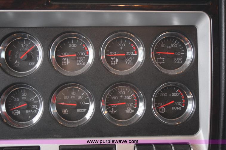 image for item H5075 2011 Kenworth T800 semi truck