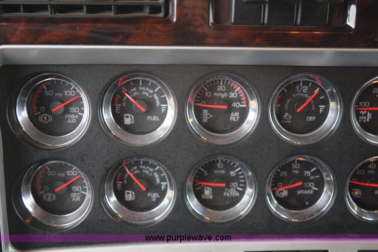 image for item H5075 2011 Kenworth T800 semi truck