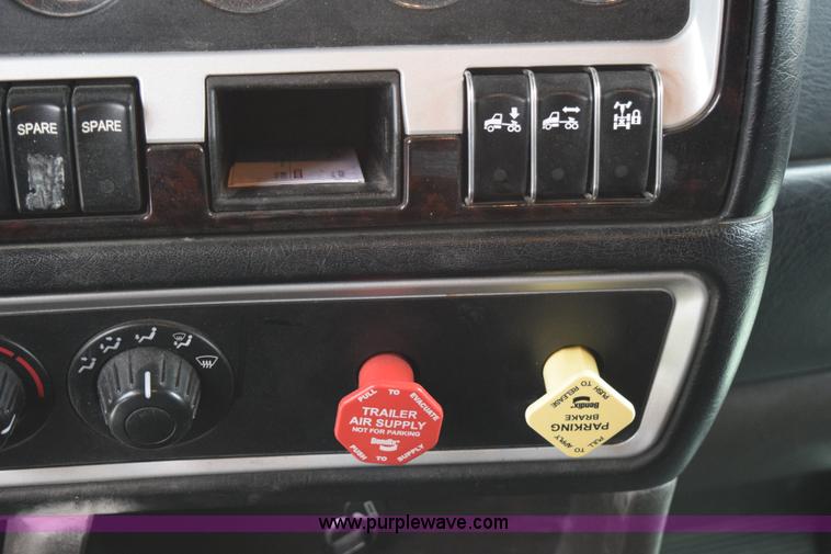 image for item H5075 2011 Kenworth T800 semi truck