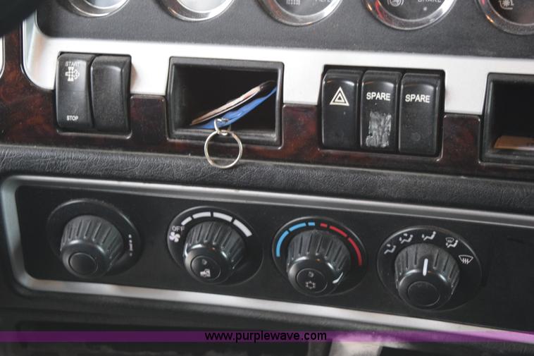 image for item H5075 2011 Kenworth T800 semi truck