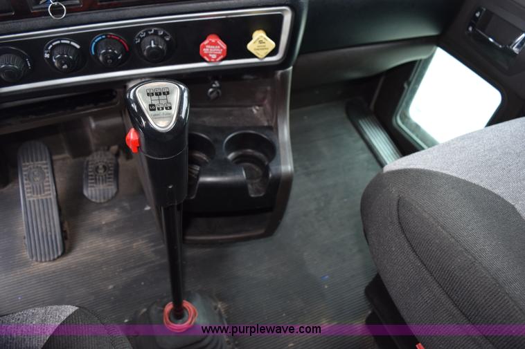 image for item H5075 2011 Kenworth T800 semi truck