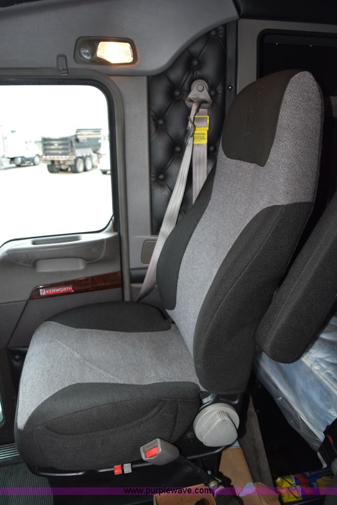 image for item H5075 2011 Kenworth T800 semi truck