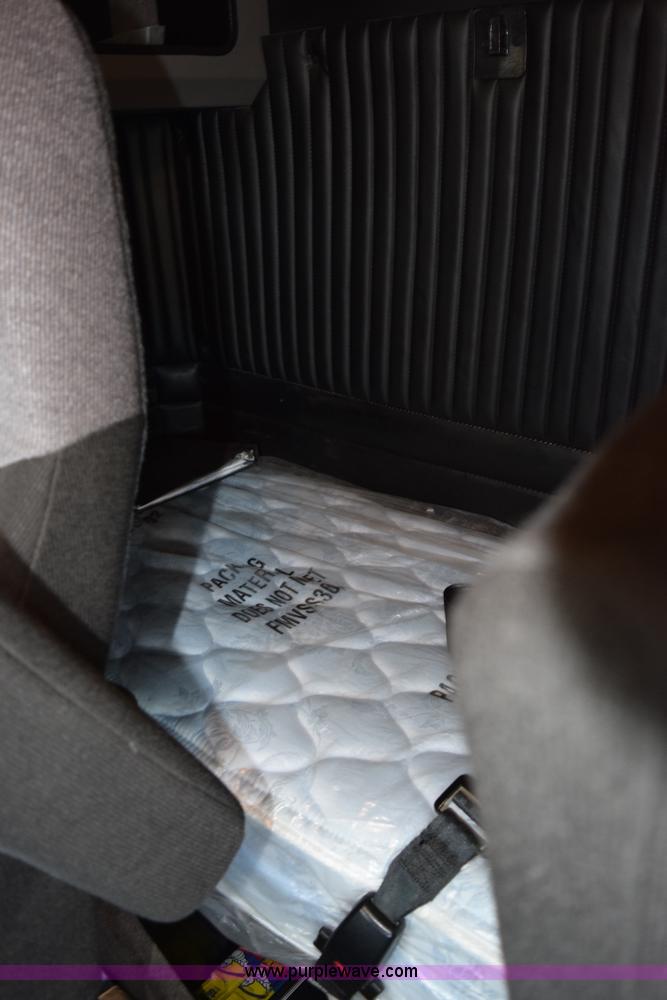 image for item H5075 2011 Kenworth T800 semi truck