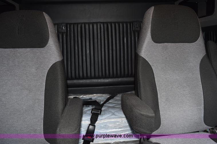 image for item H5075 2011 Kenworth T800 semi truck