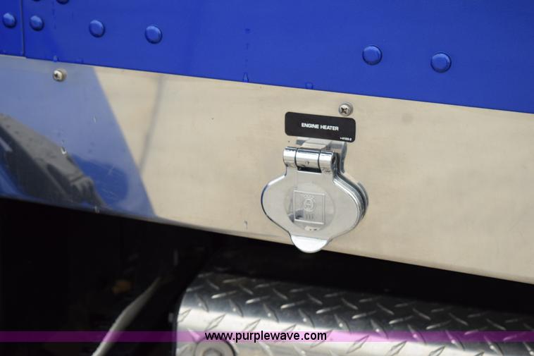 image for item H5075 2011 Kenworth T800 semi truck