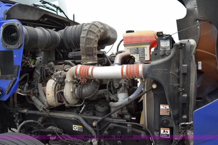 image for item H5075 2011 Kenworth T800 semi truck