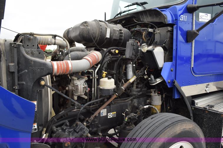 image for item H5075 2011 Kenworth T800 semi truck