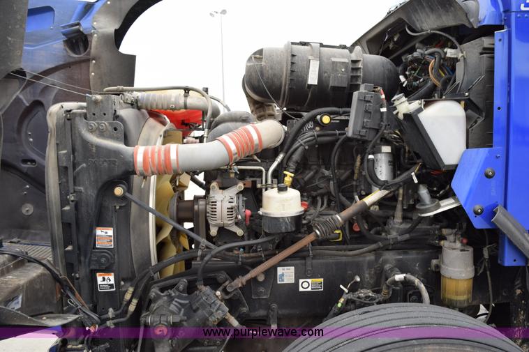 image for item H5075 2011 Kenworth T800 semi truck