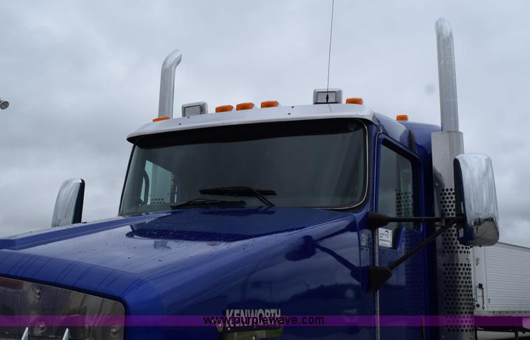 image for item H5075 2011 Kenworth T800 semi truck