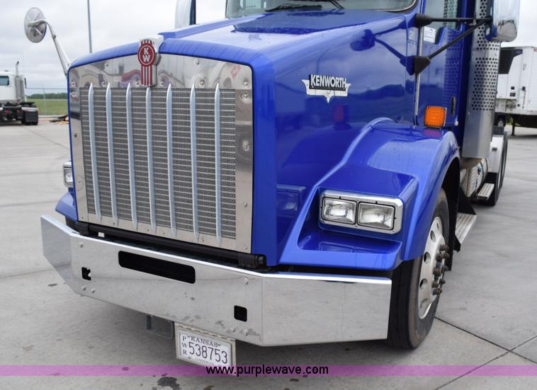 image for item H5075 2011 Kenworth T800 semi truck