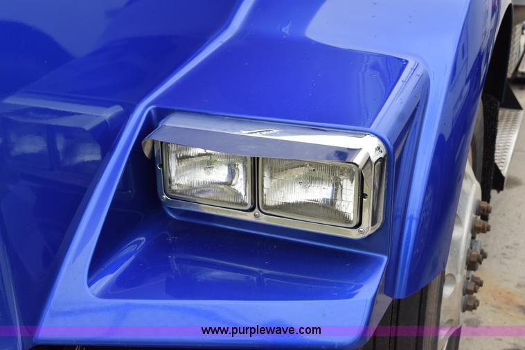 image for item H5075 2011 Kenworth T800 semi truck