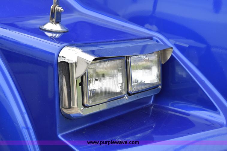 image for item H5075 2011 Kenworth T800 semi truck