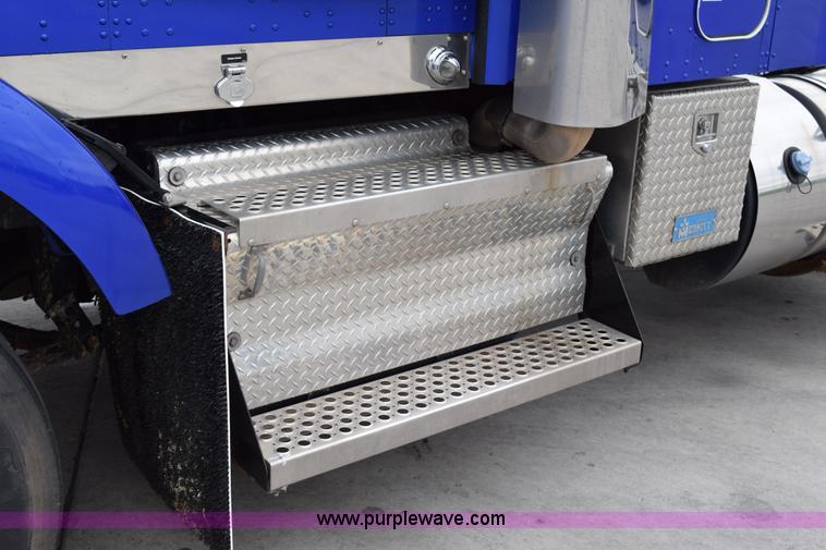 image for item H5075 2011 Kenworth T800 semi truck