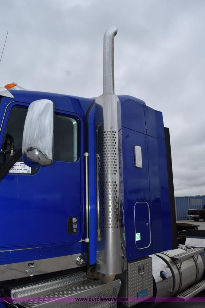 image for item H5075 2011 Kenworth T800 semi truck