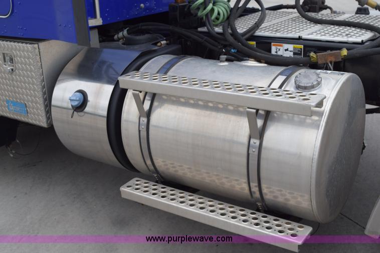 image for item H5075 2011 Kenworth T800 semi truck