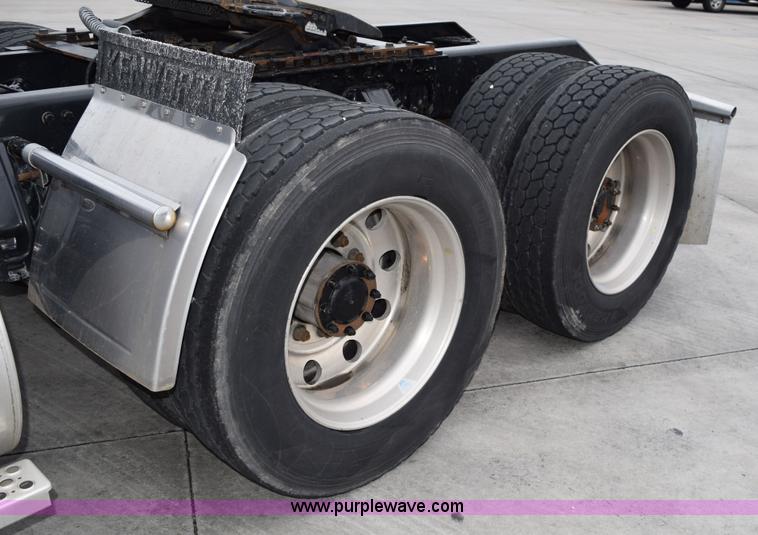 image for item H5075 2011 Kenworth T800 semi truck