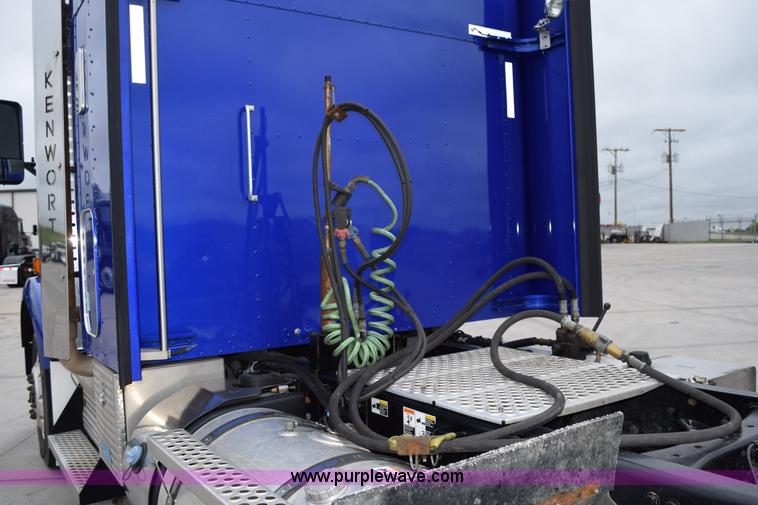 image for item H5075 2011 Kenworth T800 semi truck