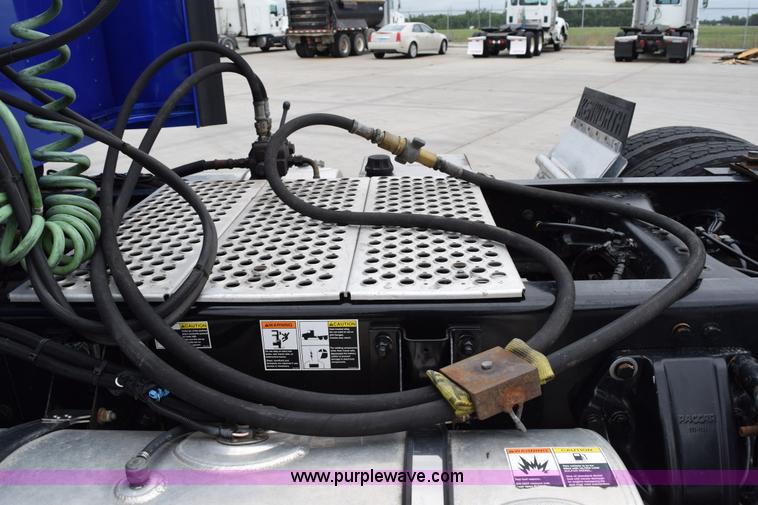 image for item H5075 2011 Kenworth T800 semi truck