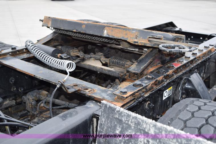 image for item H5075 2011 Kenworth T800 semi truck