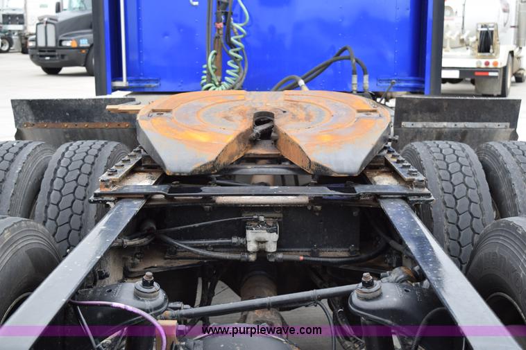 image for item H5075 2011 Kenworth T800 semi truck