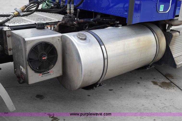 image for item H5075 2011 Kenworth T800 semi truck