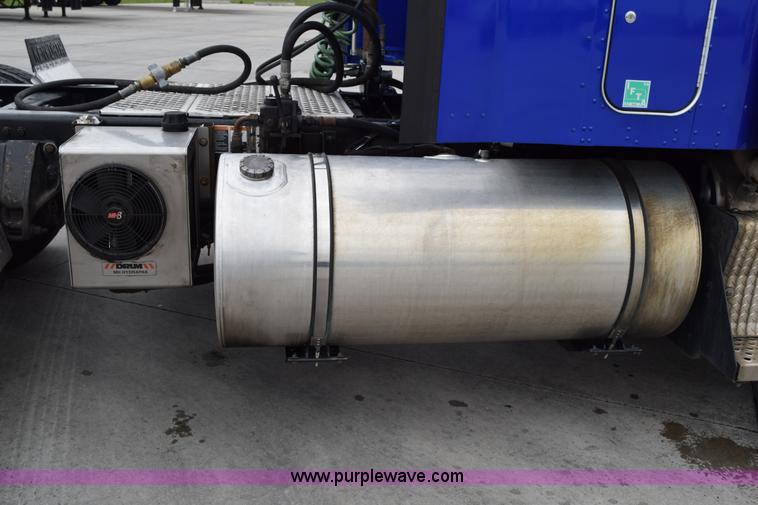 image for item H5075 2011 Kenworth T800 semi truck