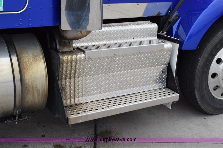 image for item H5075 2011 Kenworth T800 semi truck