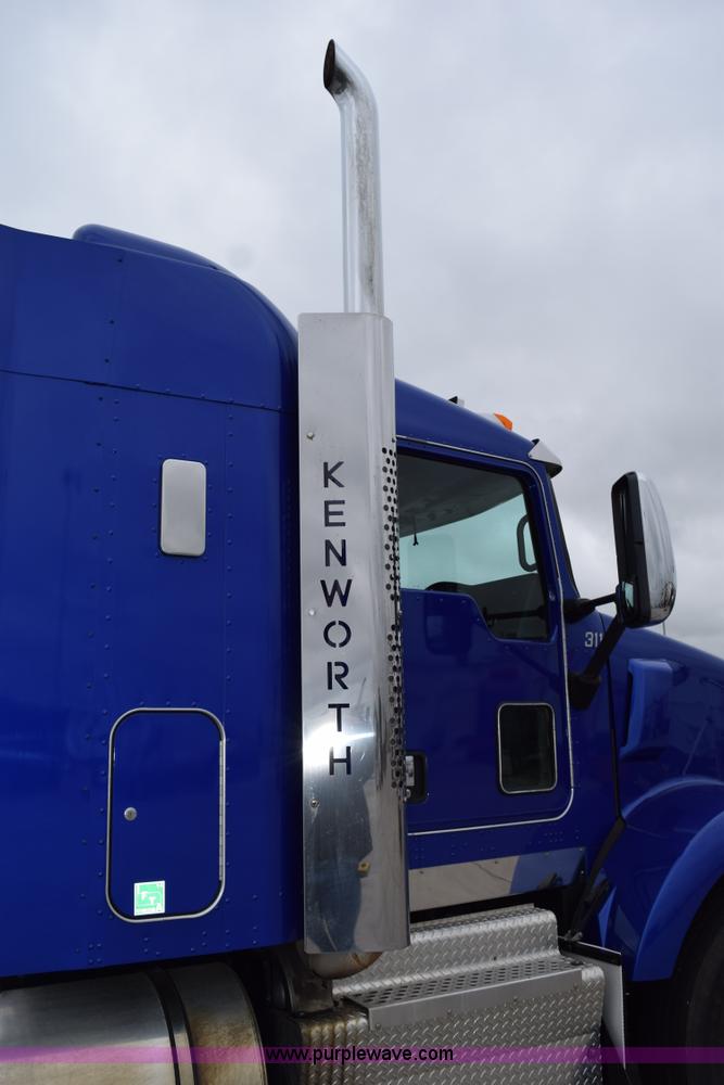 image for item H5075 2011 Kenworth T800 semi truck
