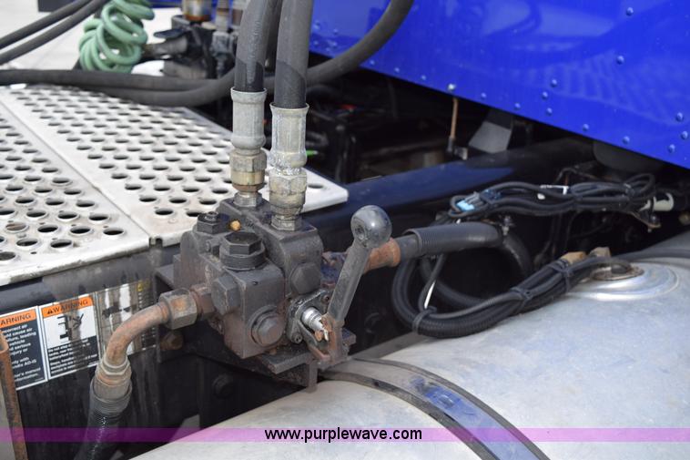 image for item H5075 2011 Kenworth T800 semi truck