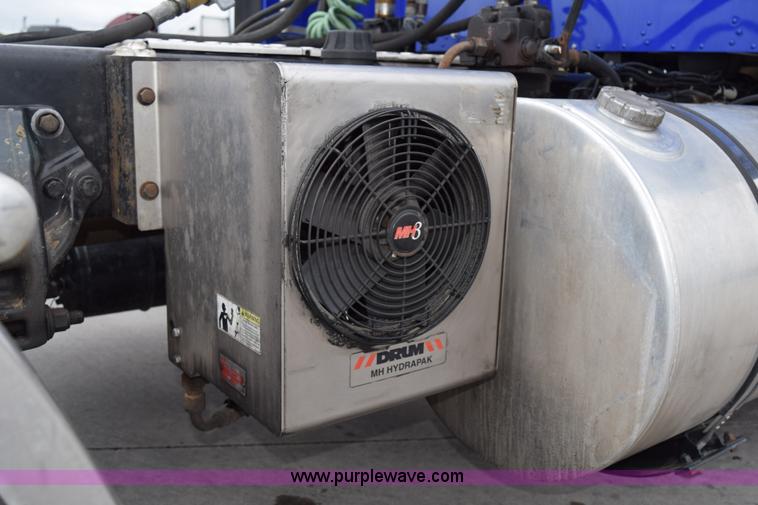 image for item H5075 2011 Kenworth T800 semi truck