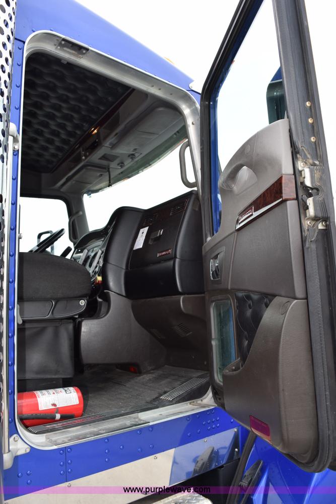 image for item H5075 2011 Kenworth T800 semi truck
