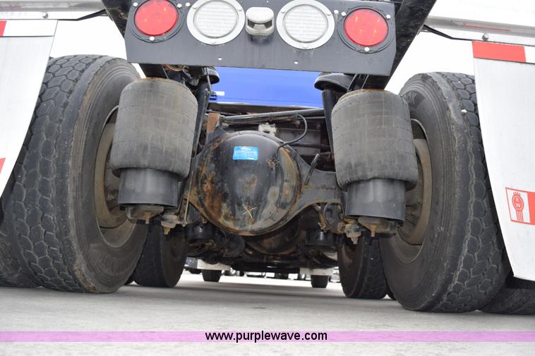 image for item H5075 2011 Kenworth T800 semi truck