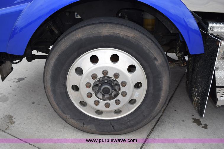 image for item H5075 2011 Kenworth T800 semi truck