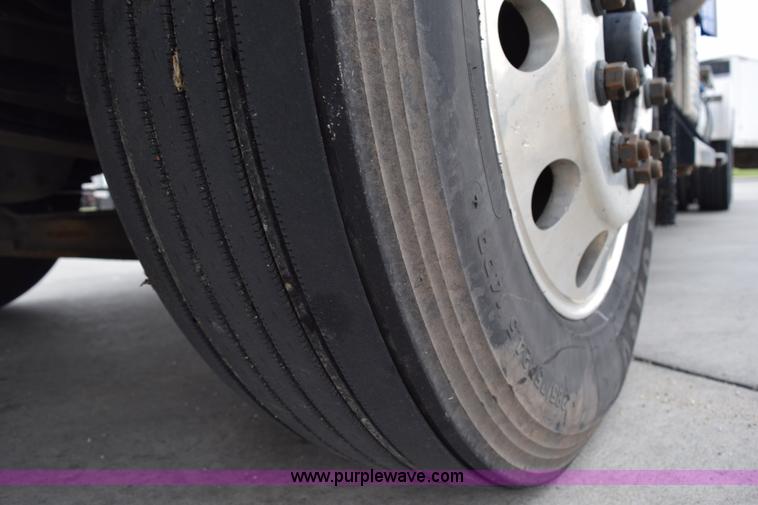 image for item H5075 2011 Kenworth T800 semi truck