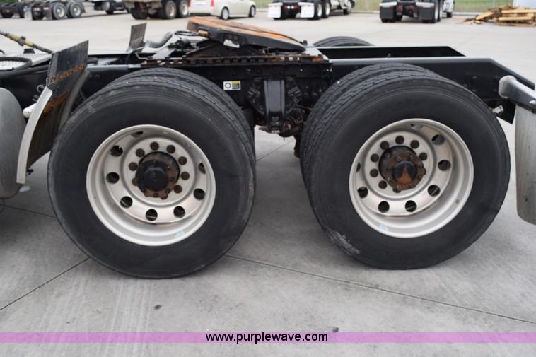 image for item H5075 2011 Kenworth T800 semi truck