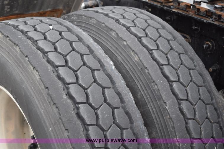 image for item H5075 2011 Kenworth T800 semi truck