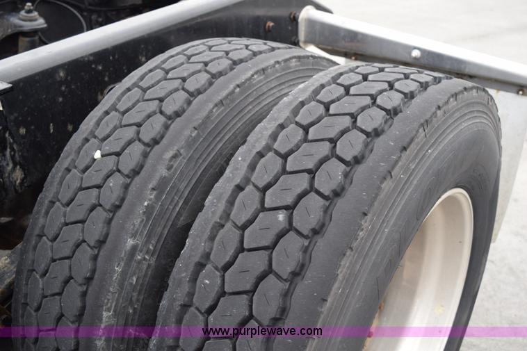 image for item H5075 2011 Kenworth T800 semi truck