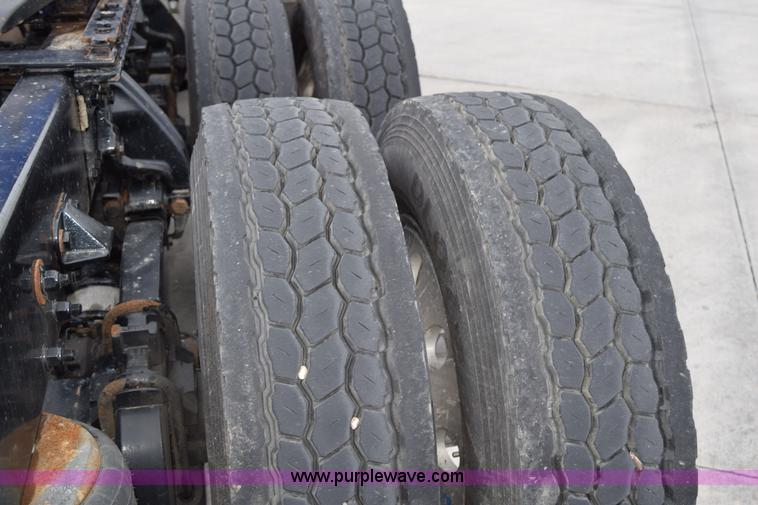 image for item H5075 2011 Kenworth T800 semi truck