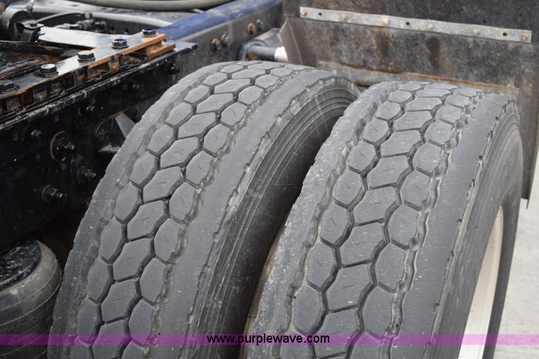 image for item H5075 2011 Kenworth T800 semi truck