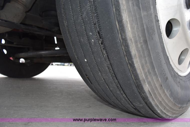 image for item H5075 2011 Kenworth T800 semi truck