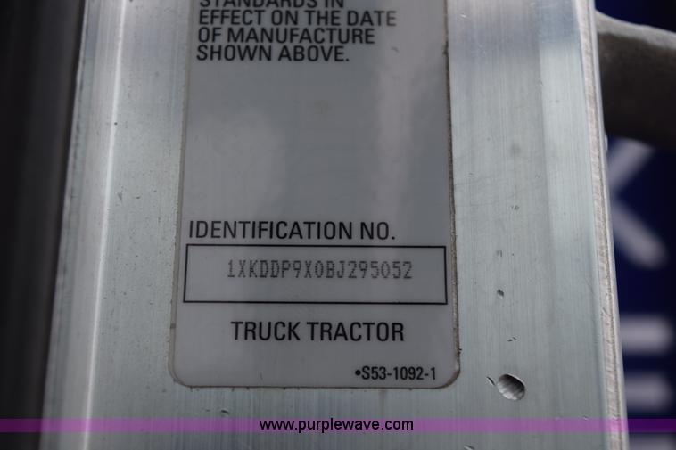 image for item H5075 2011 Kenworth T800 semi truck