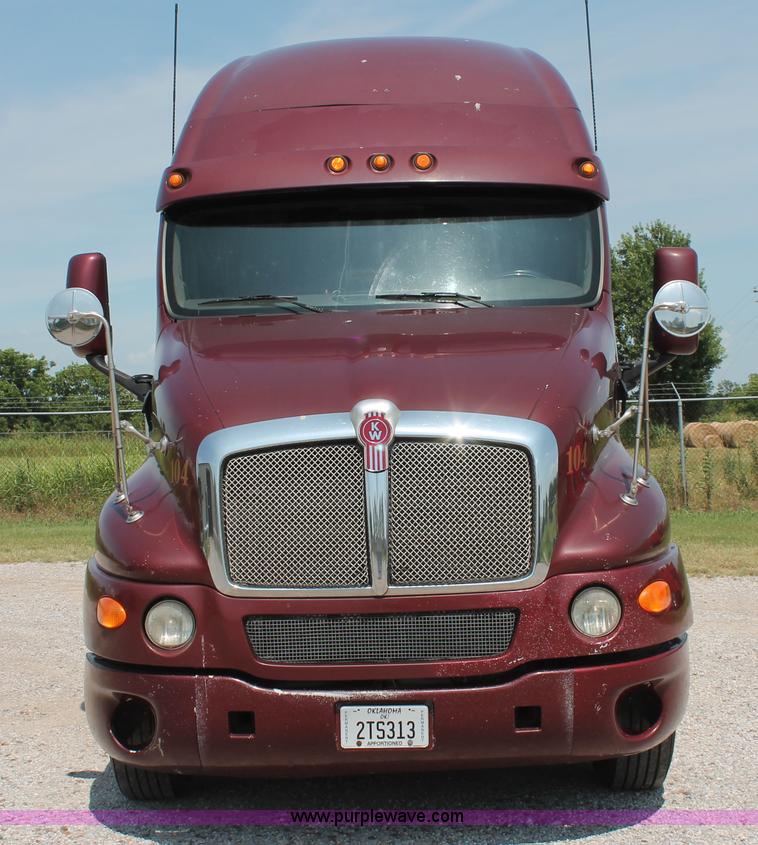 image for item H8202 2006 Kenworth T2000 semi truck