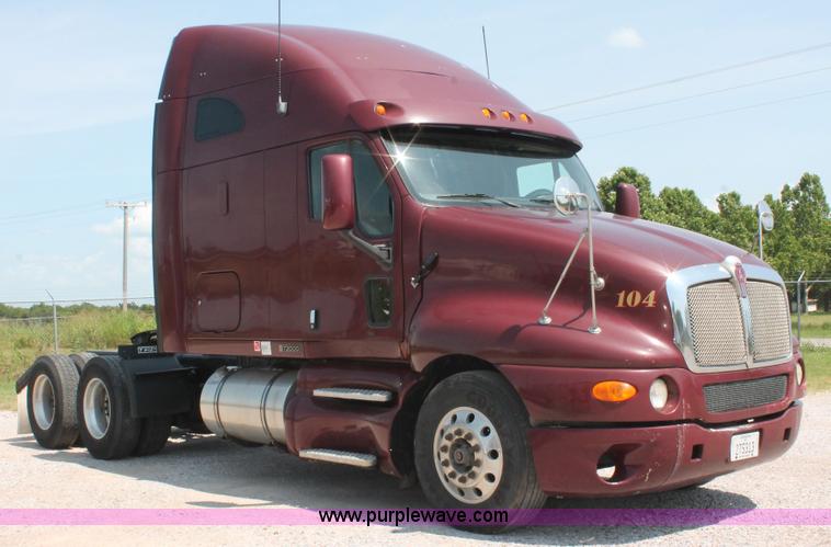 image for item H8202 2006 Kenworth T2000 semi truck