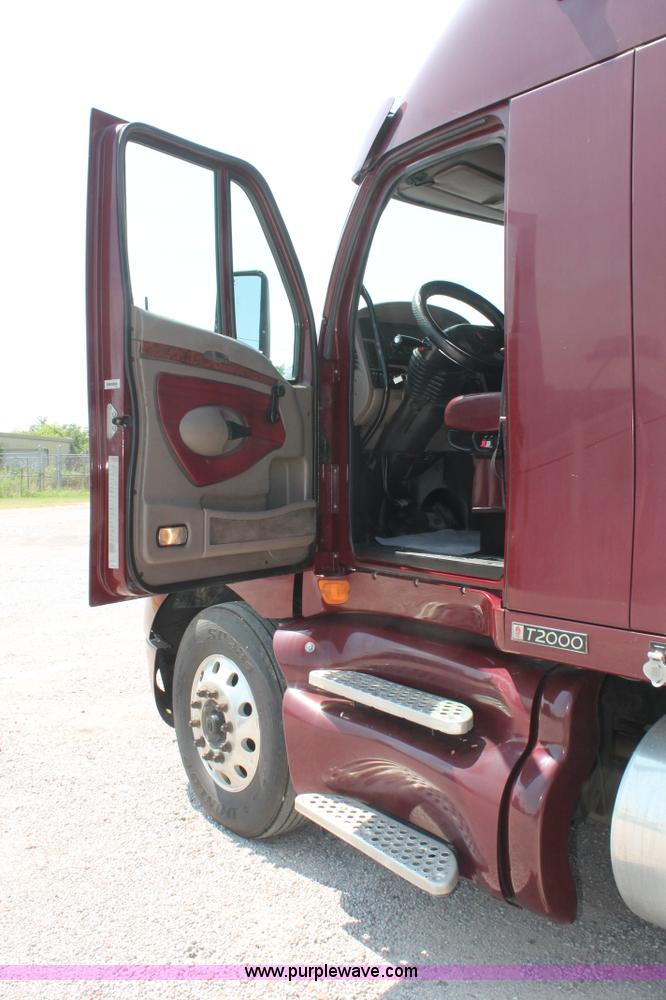 image for item H8202 2006 Kenworth T2000 semi truck