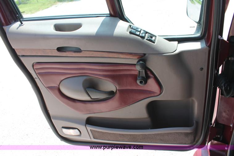 image for item H8202 2006 Kenworth T2000 semi truck